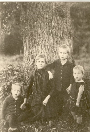 Georg, Metha, Anthon og August Zeuner i Hinnerup 1905.PNG